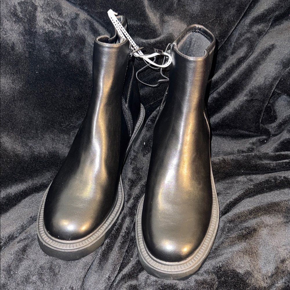 Madden sold! Girl Glossy Black Ankle Booties NWT Sz 11 women’s